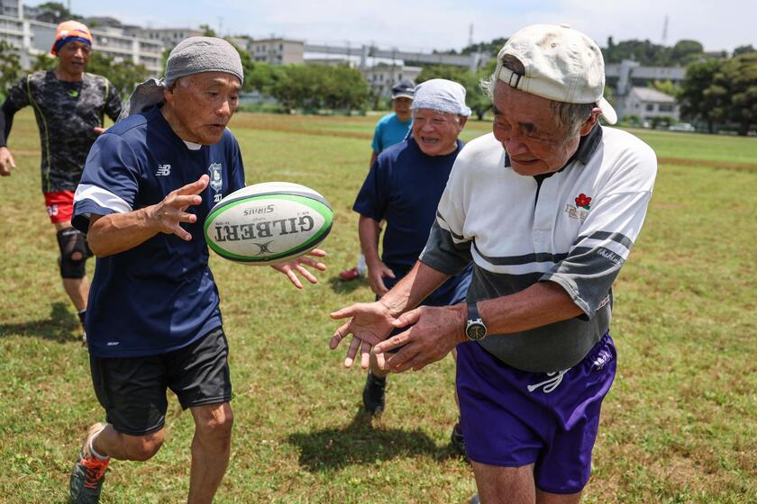 Rugbista di 85 anni Yasutake Oshima (a destra) si allena con la sua squadra di over 70, 28 giugno © ANSA/AFP